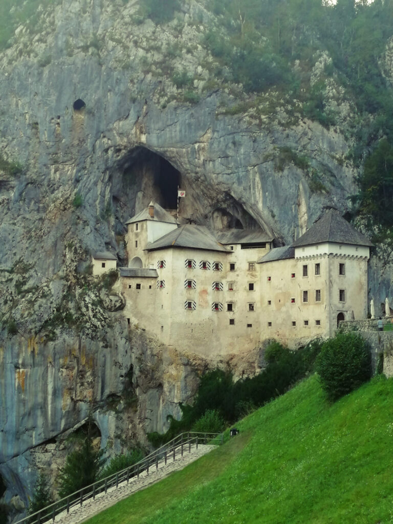 chateau de predjama