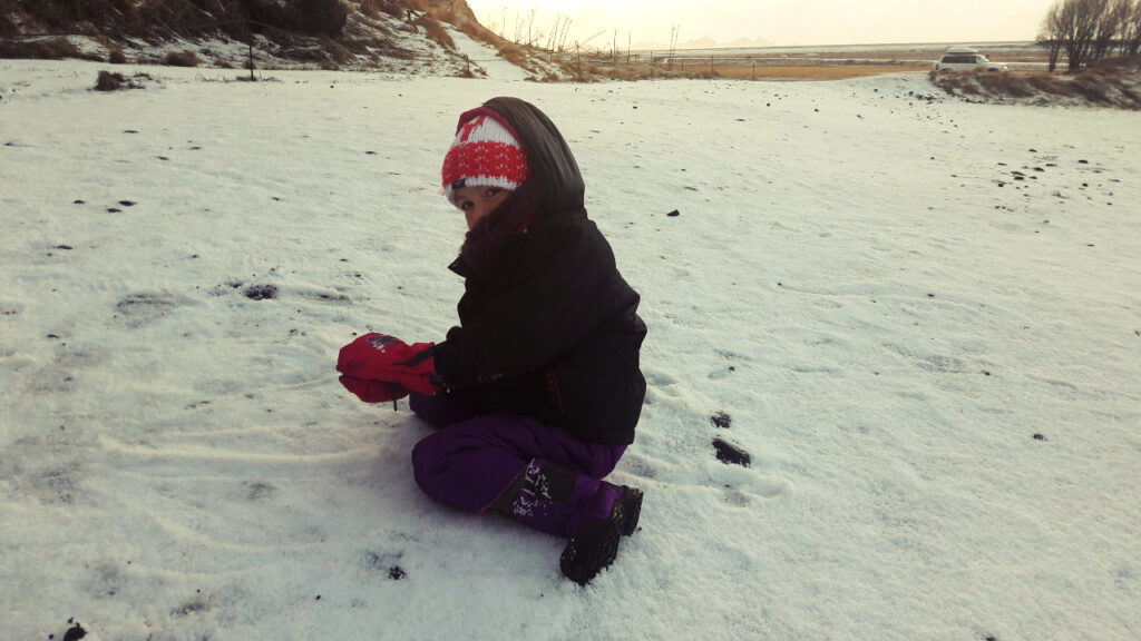 Jouer dans la neige en Islande