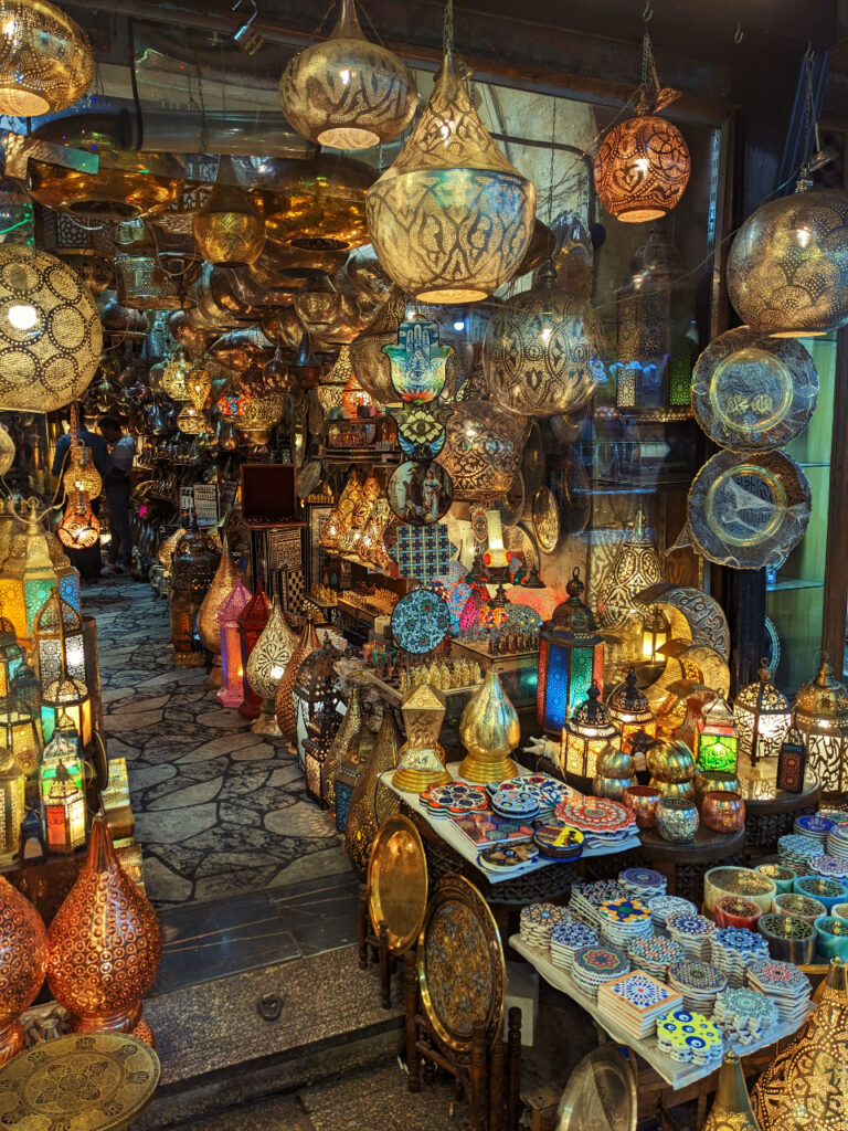 Achat de souvenirs au Souk