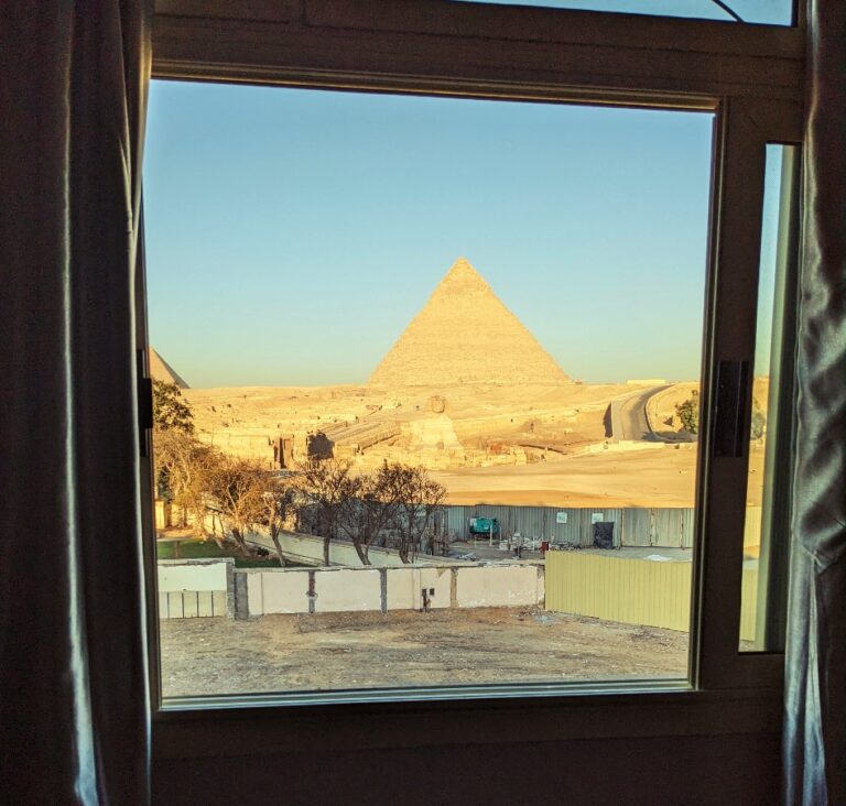 vue sur les pyramides depuis notre chambre gizeh